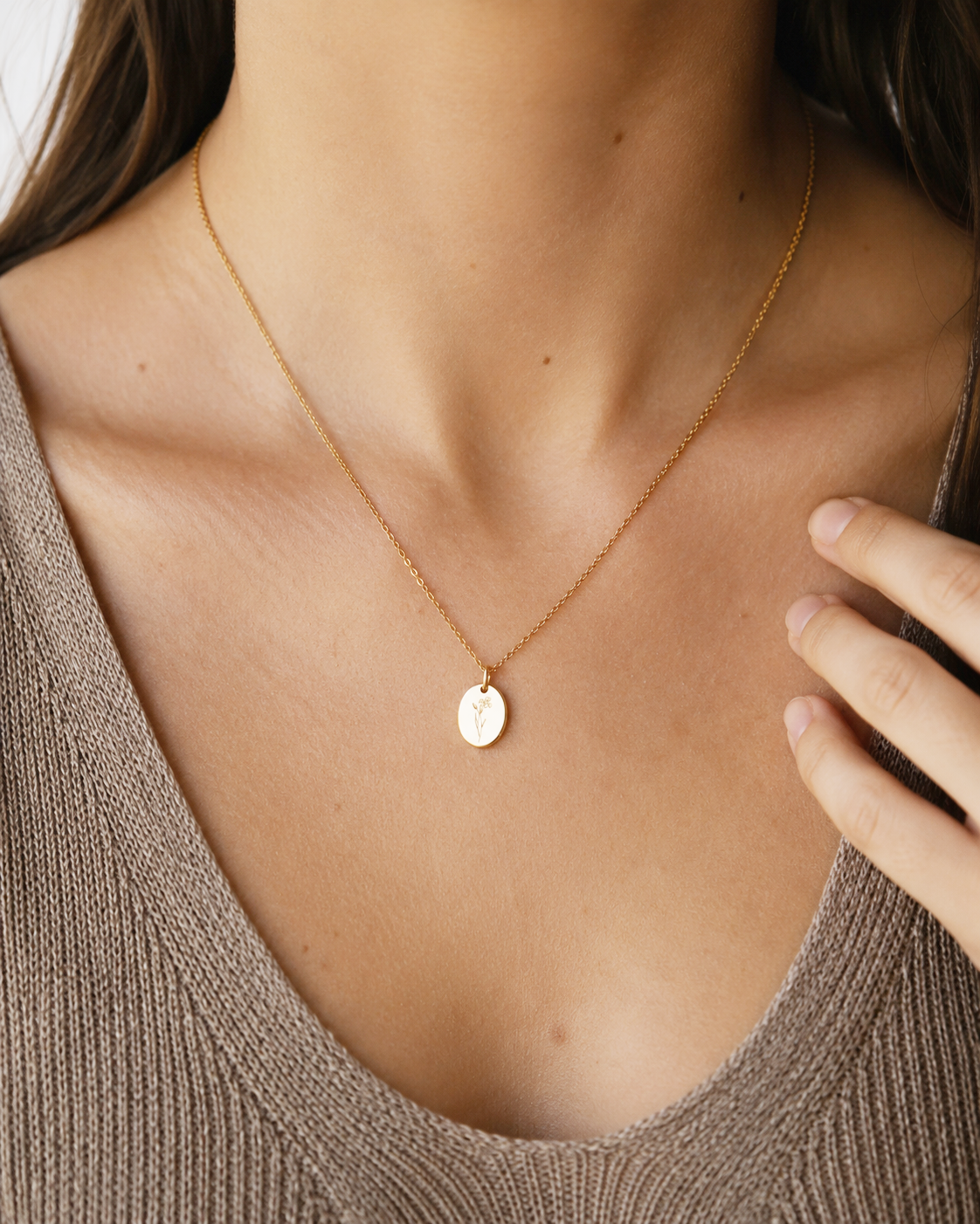 Geburtsblumen-Kette Februar mit Iris-Anhänger als dezenter Schmuck am Model