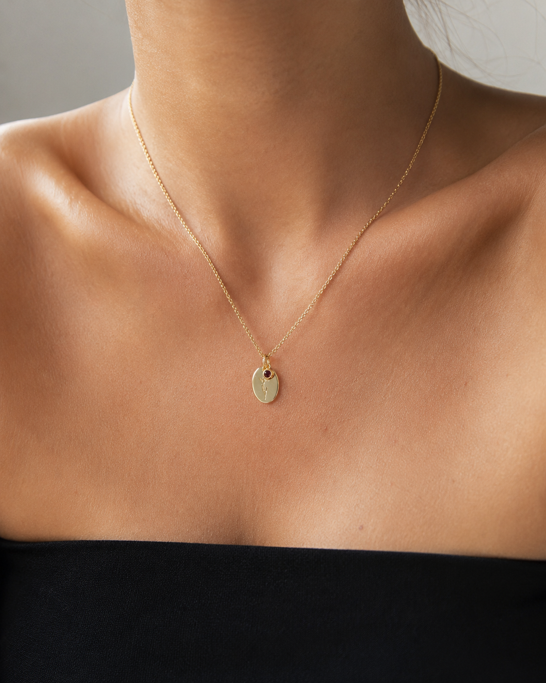 The Aura Februar Geburtsblumen-Kette mit Iris-Anhänger am Model getragen