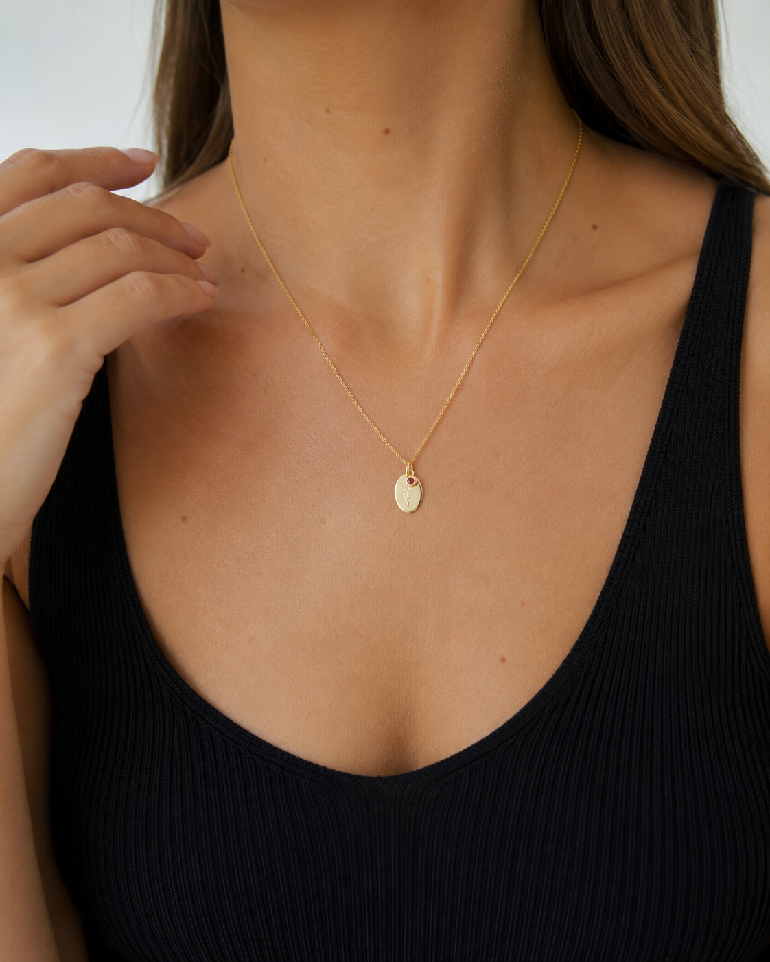 The Aura Februar Geburtsblumen-Kette mit Iris-Anhänger am Model getragen