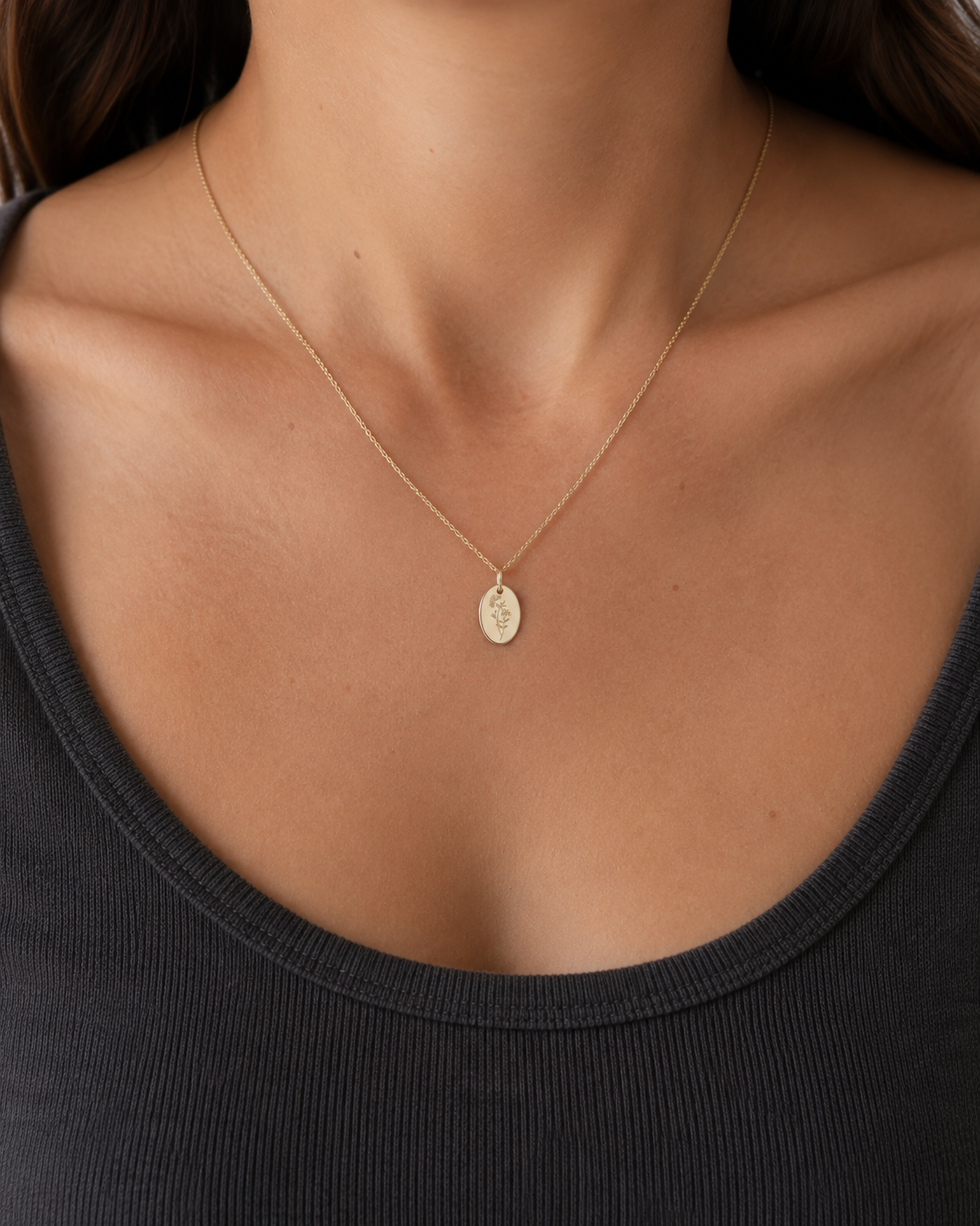 Geburtsblumen-Kette Juni mit Geißblatt-Anhänger als dezenter Schmuck am Model