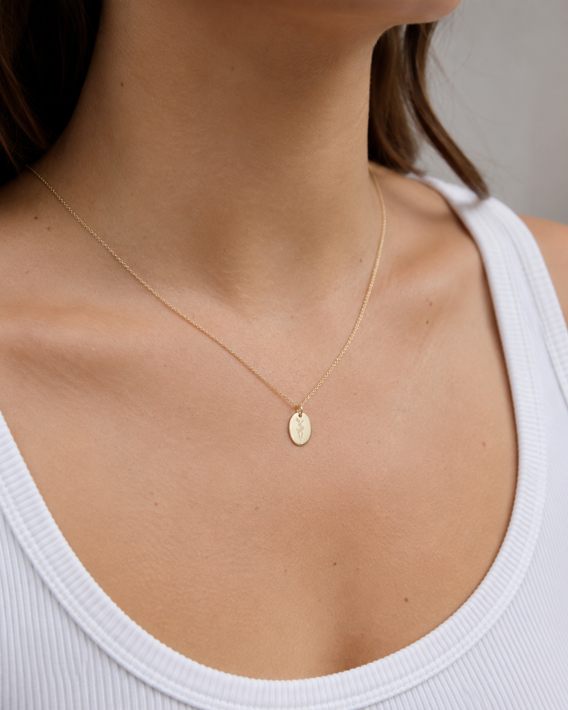Geburtsblumen-Kette August mit Gladiolen-Anhänger als dezenter Schmuck am Model