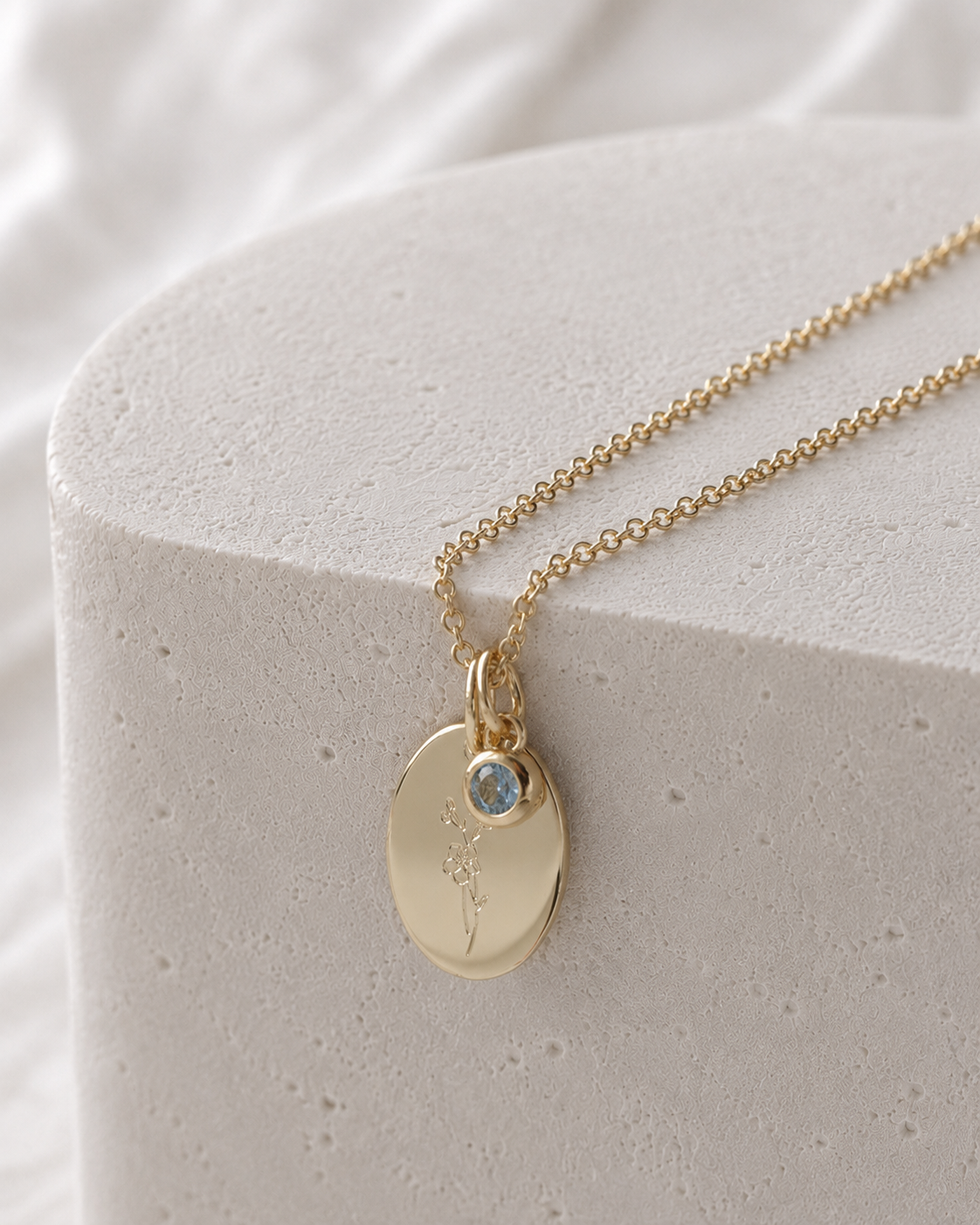 The Courage März Geburtsblumen-Kette mit Kirschblüten-Anhänger und Aquamarin-Geburtsstein als Produktbild