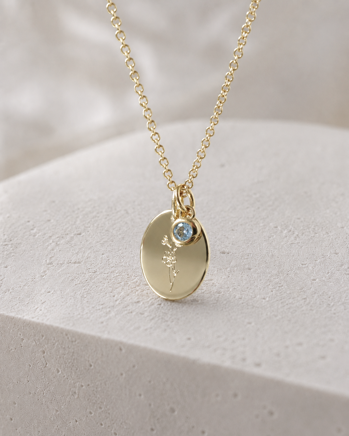 The Courage März Geburtsblumen-Kette mit Kirschblüten-Anhänger und Aquamarin-Geburtsstein als Produktbild