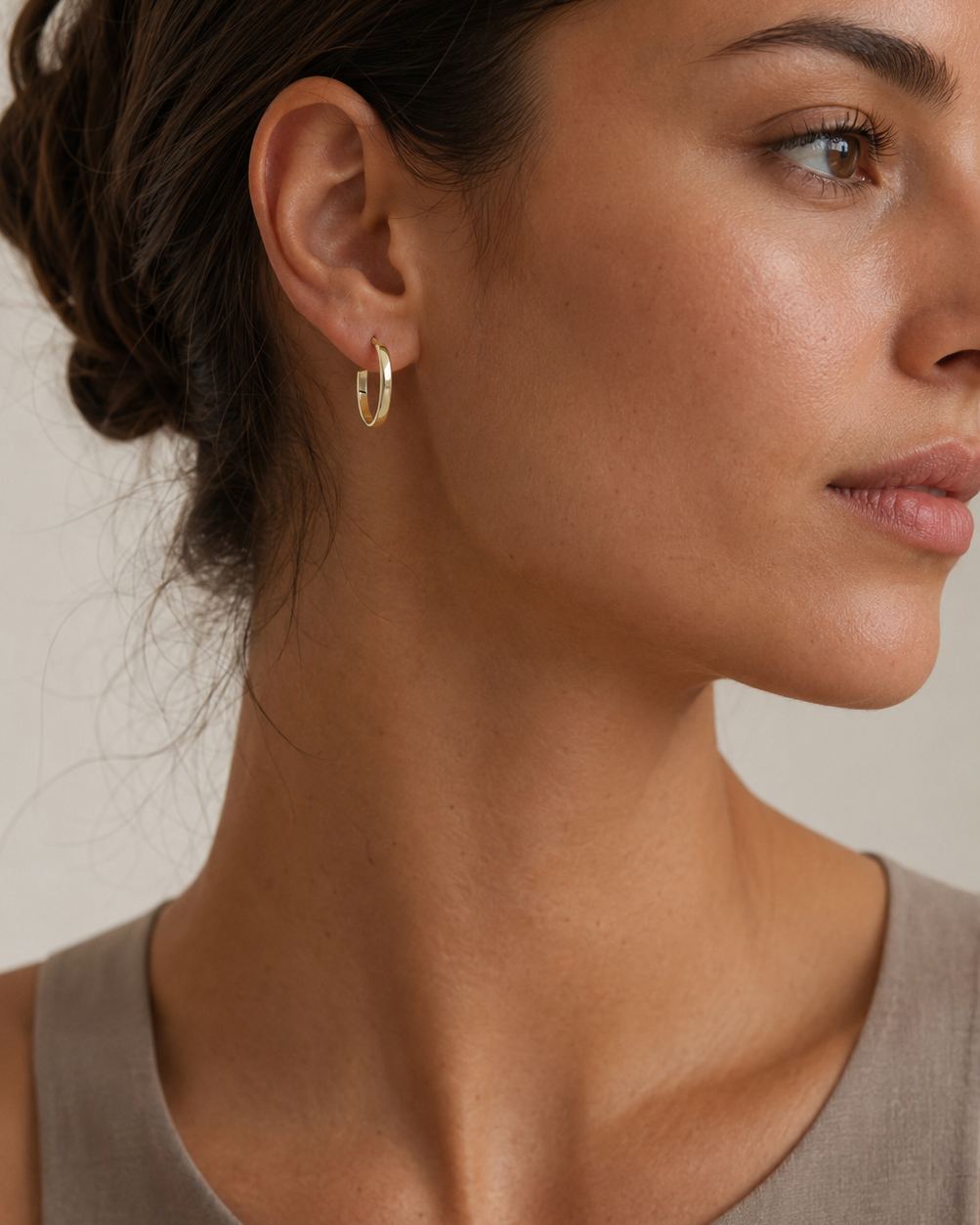 The Divine Hoops vergoldet als Creolen am Model getragen