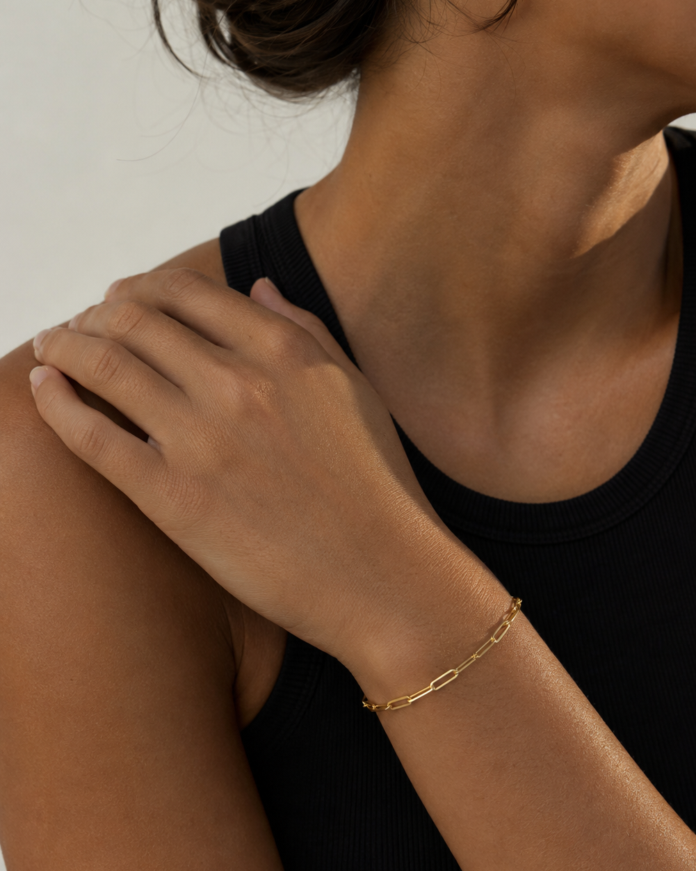 The Fortune Bracelet vergoldet als Armband am Model getragen