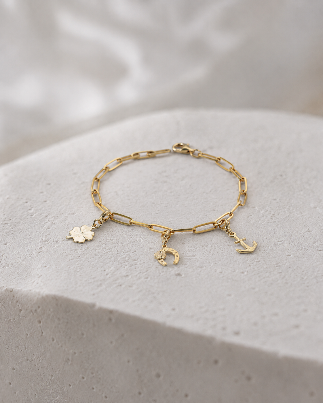 The Fortune Bracelet vergoldet als klares Produktbild mit Charms
