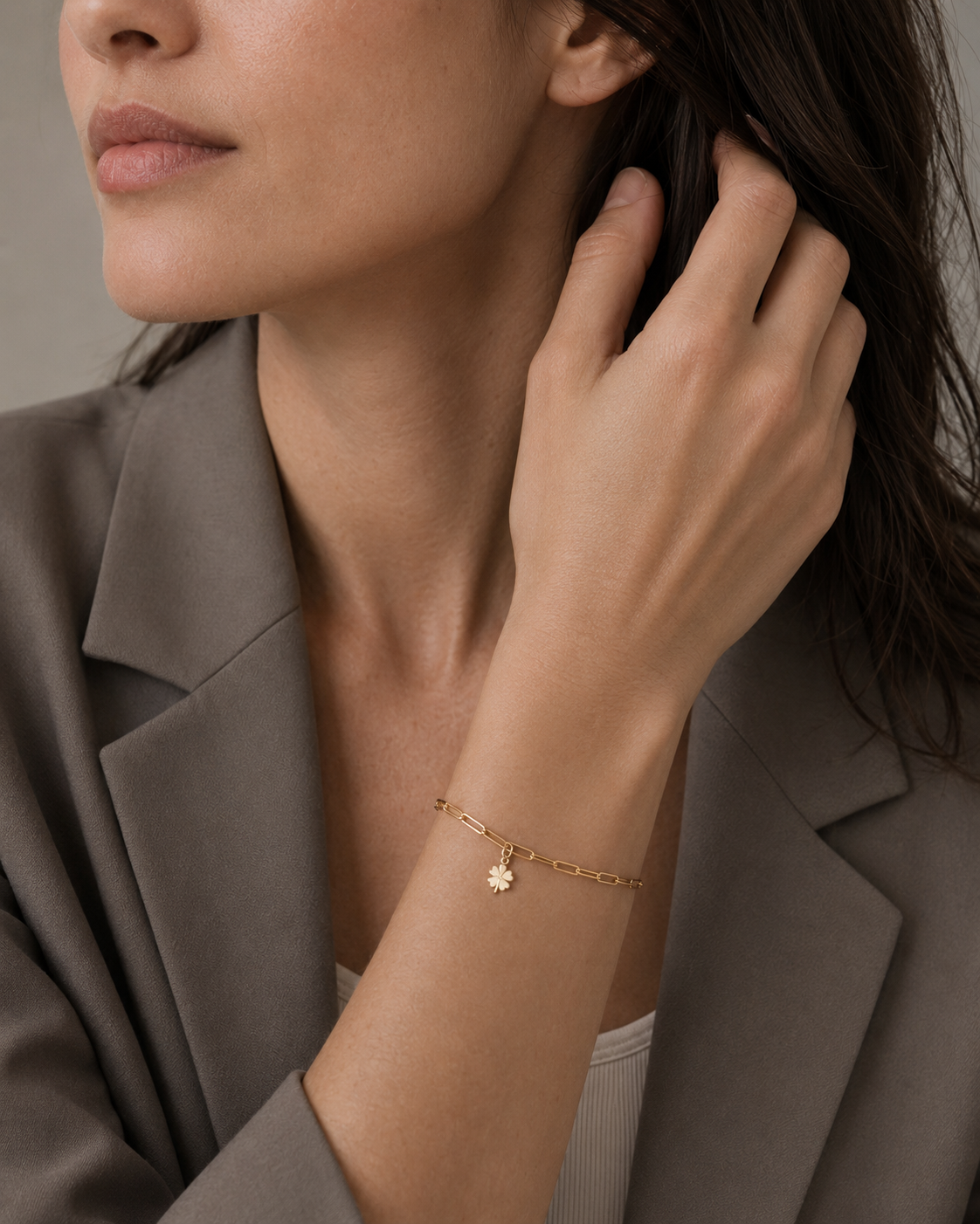 The Fortune Bracelet vergoldet als Armband am Model getragen