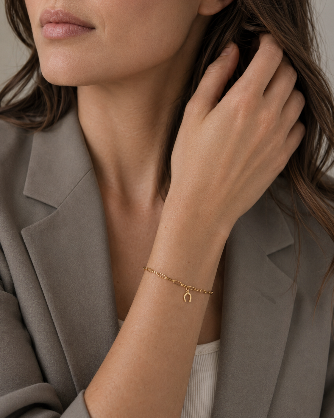 The Fortune Horseshoe Charm vergoldet als Anhänger am Model getragen
