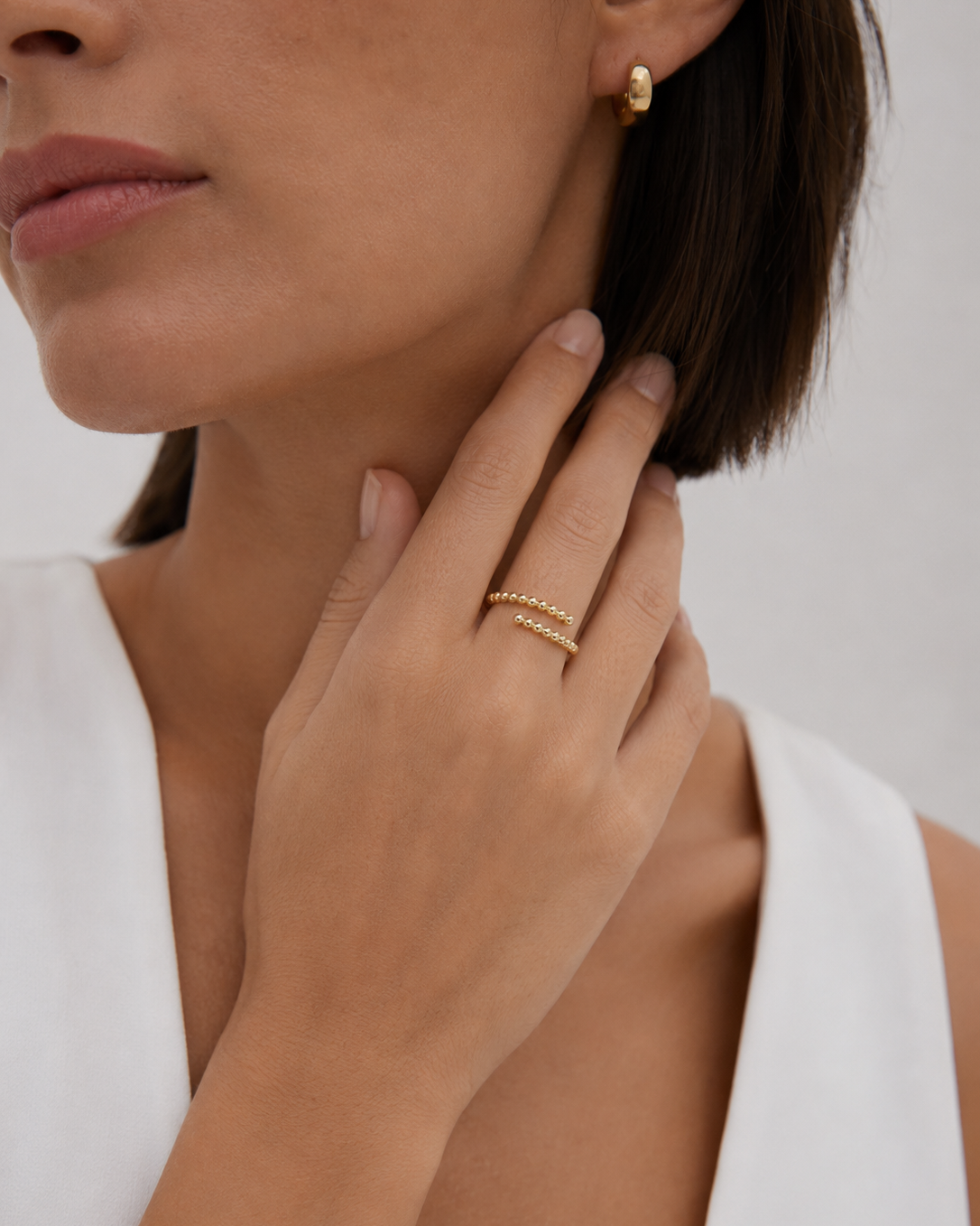 The Free Ring vergoldet getragen am Model