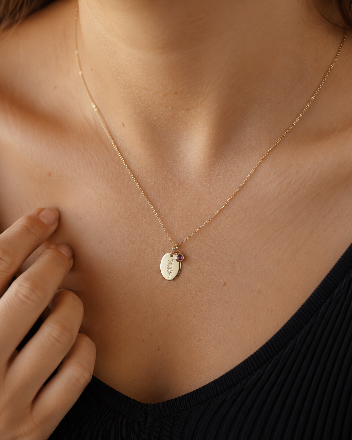 Geburtsblumen-Kette Juli mit Rittersporn-Anhänger als dezenter Schmuck am Model