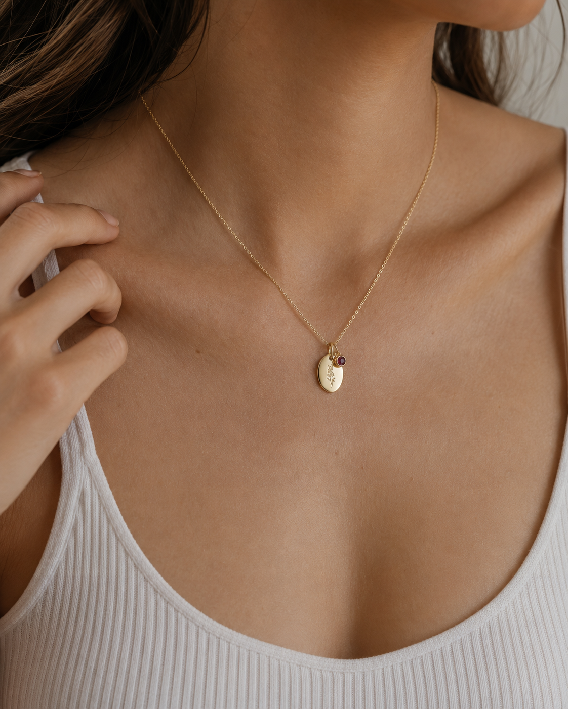 Geburtsblumen-Kette Juli mit Rittersporn-Anhänger als dezenter Schmuck am Model