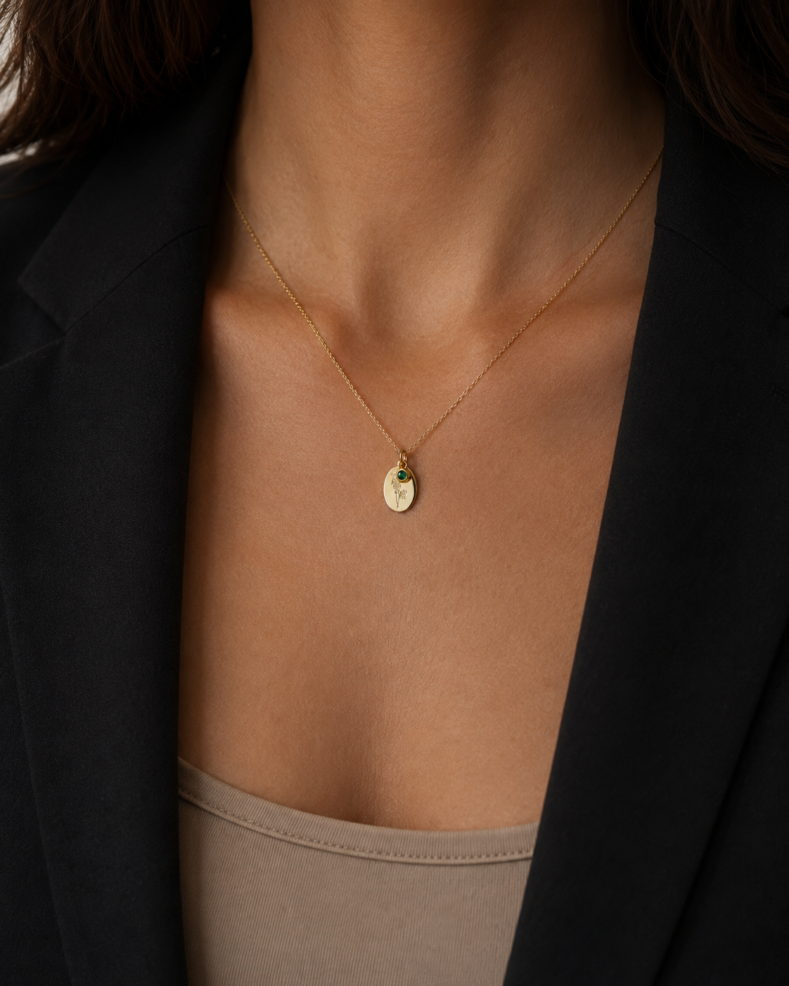 Geburtsblumen-Kette Mai mit Weißdorn-Anhänger als dezenter Schmuck am Model