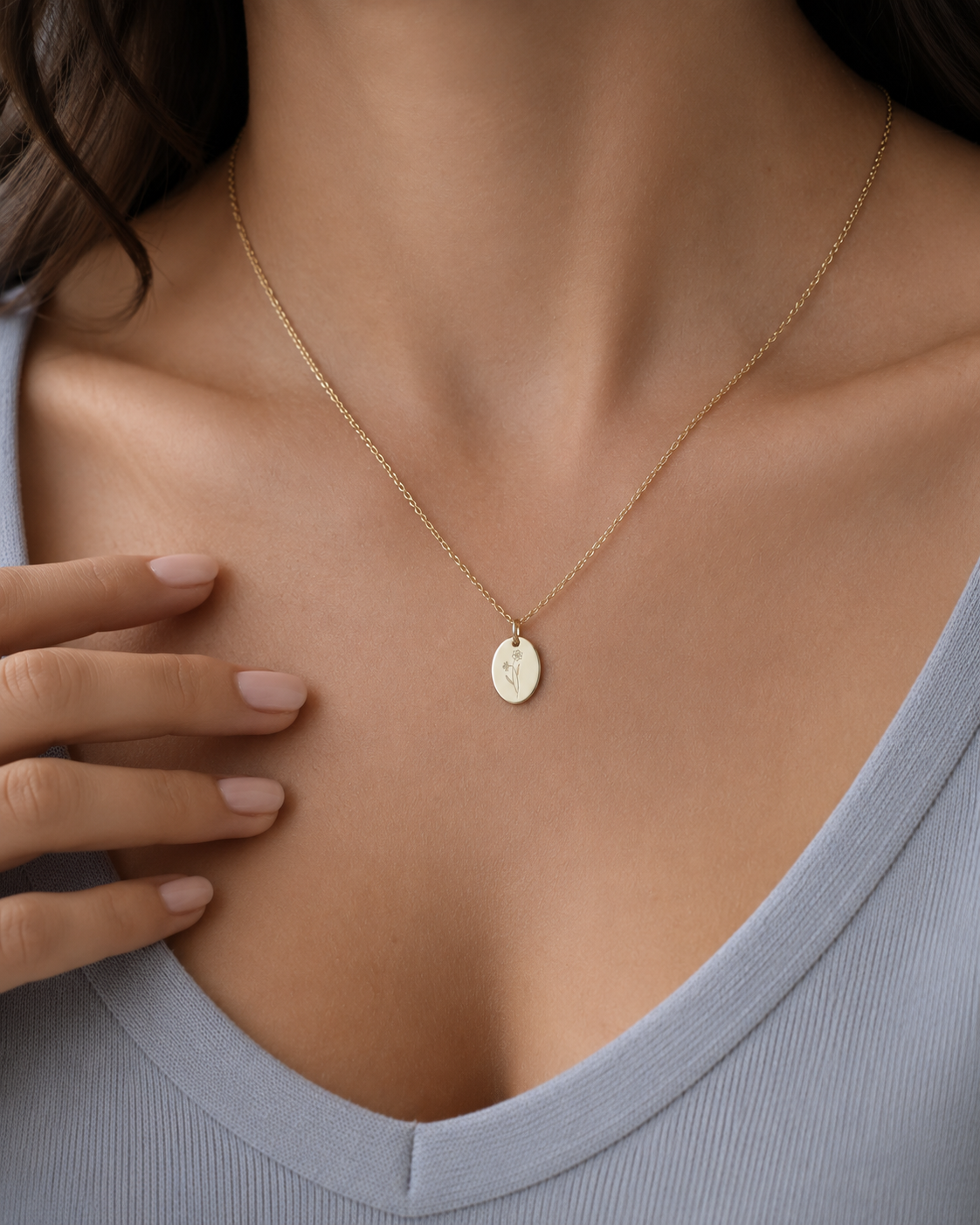 Geburtsblumen-Kette Dezember mit Narzissen-Anhänger als dezenter Schmuck am Model