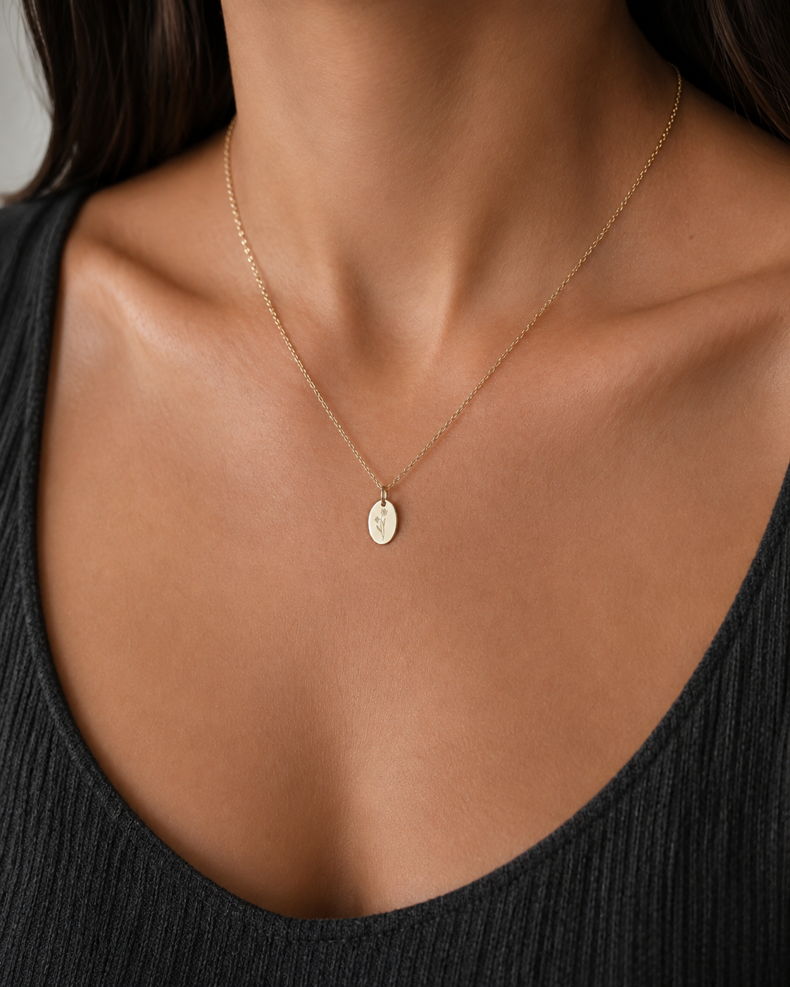 Geburtsblumen-Kette Dezember mit Narzissen-Anhänger als dezenter Schmuck am Model