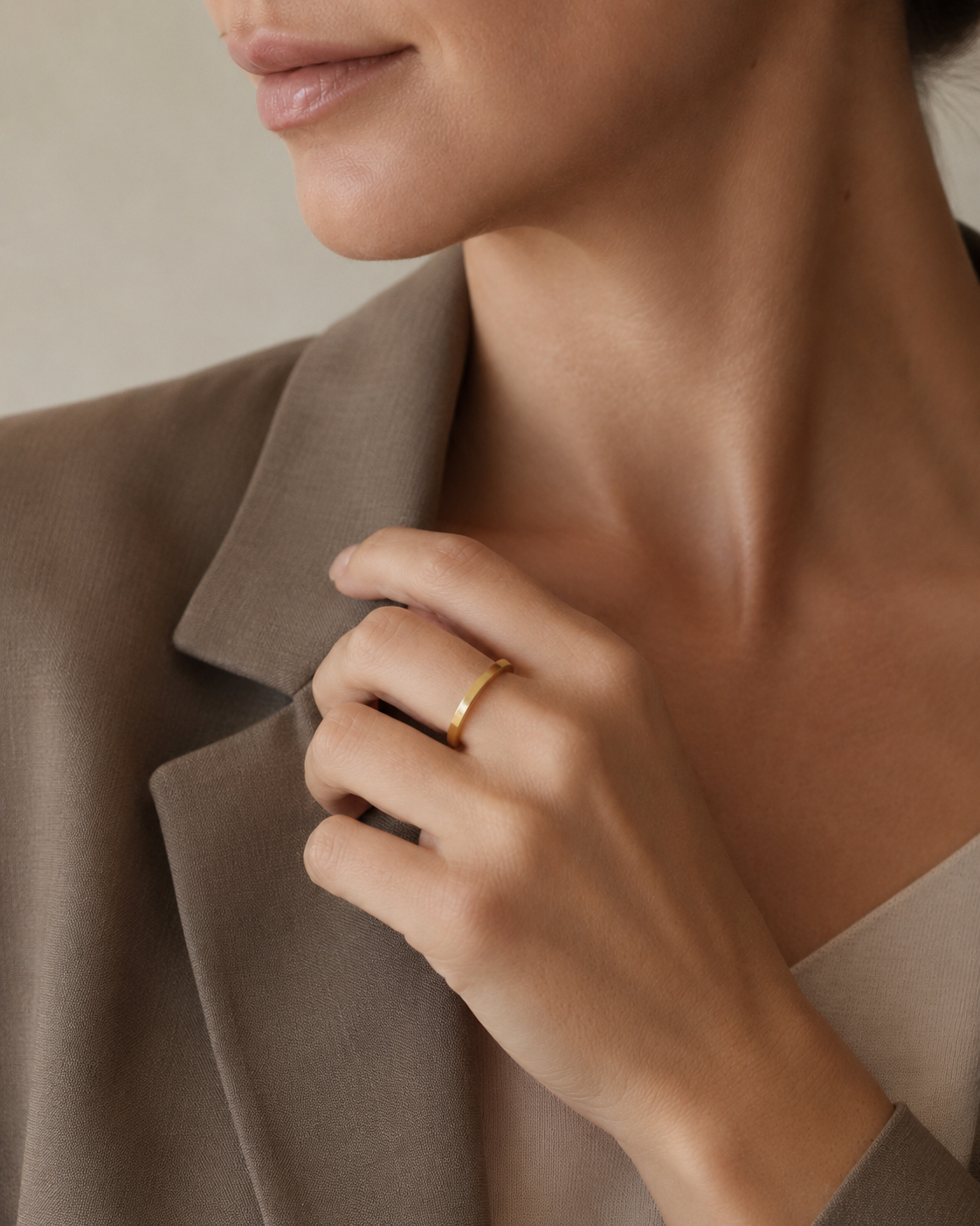 The Line Ring vergoldet als Ring am Model getragen