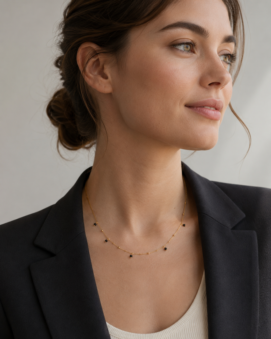The Mystery Necklace vergoldet als Kette am Model getragen