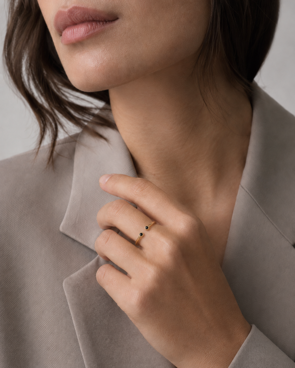The Mystery Ring vergoldet als Ring am Model getragen