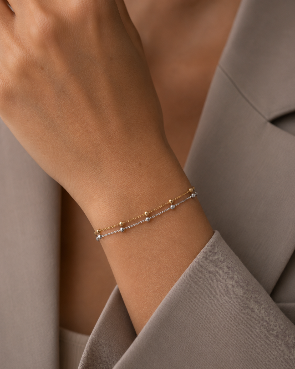 The One Bracelet vergoldet als Armband am Model getragen