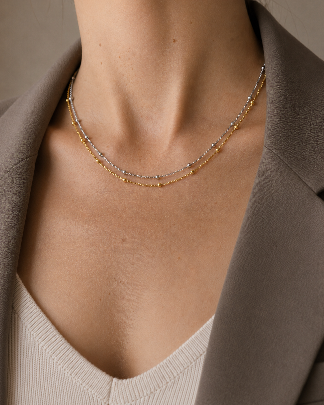 The One Necklace vergoldet als Kette am Model getragen