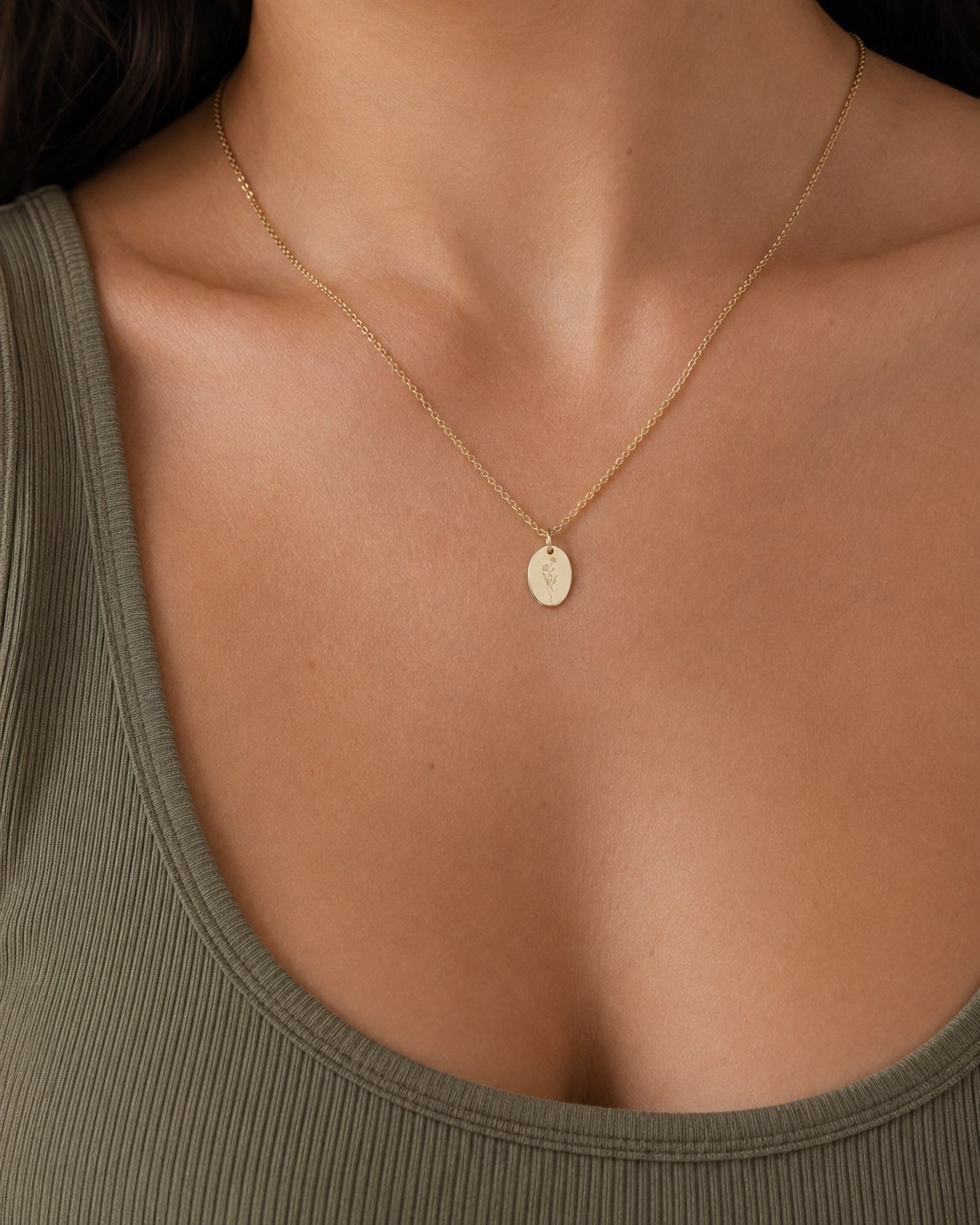 The Poise Oktober Geburtsblumen-Kette mit Ringelblumen-Anhänger am Model getragen
