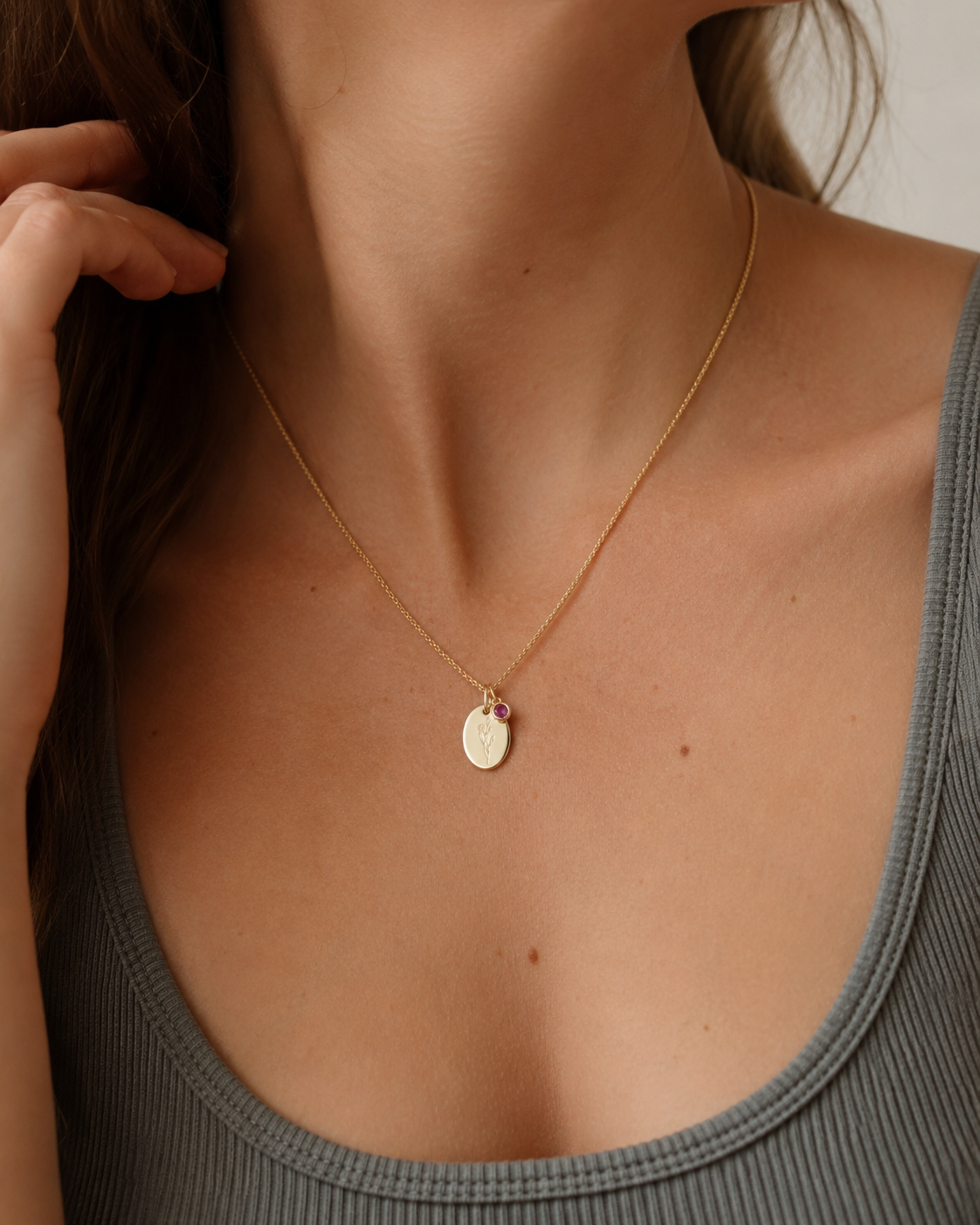 Geburtsblumen-Kette Oktober mit Ringelblumen-Anhänger als dezenter Schmuck am Model