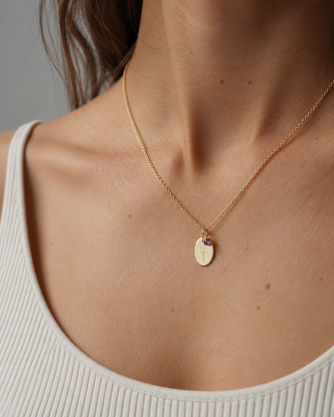 The Poise Oktober Geburtsblumen-Kette mit Ringelblumen-Anhänger am Model getragen