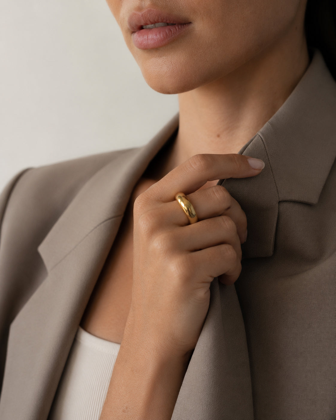 The Power Ring vergoldet als Ring am Model getragen