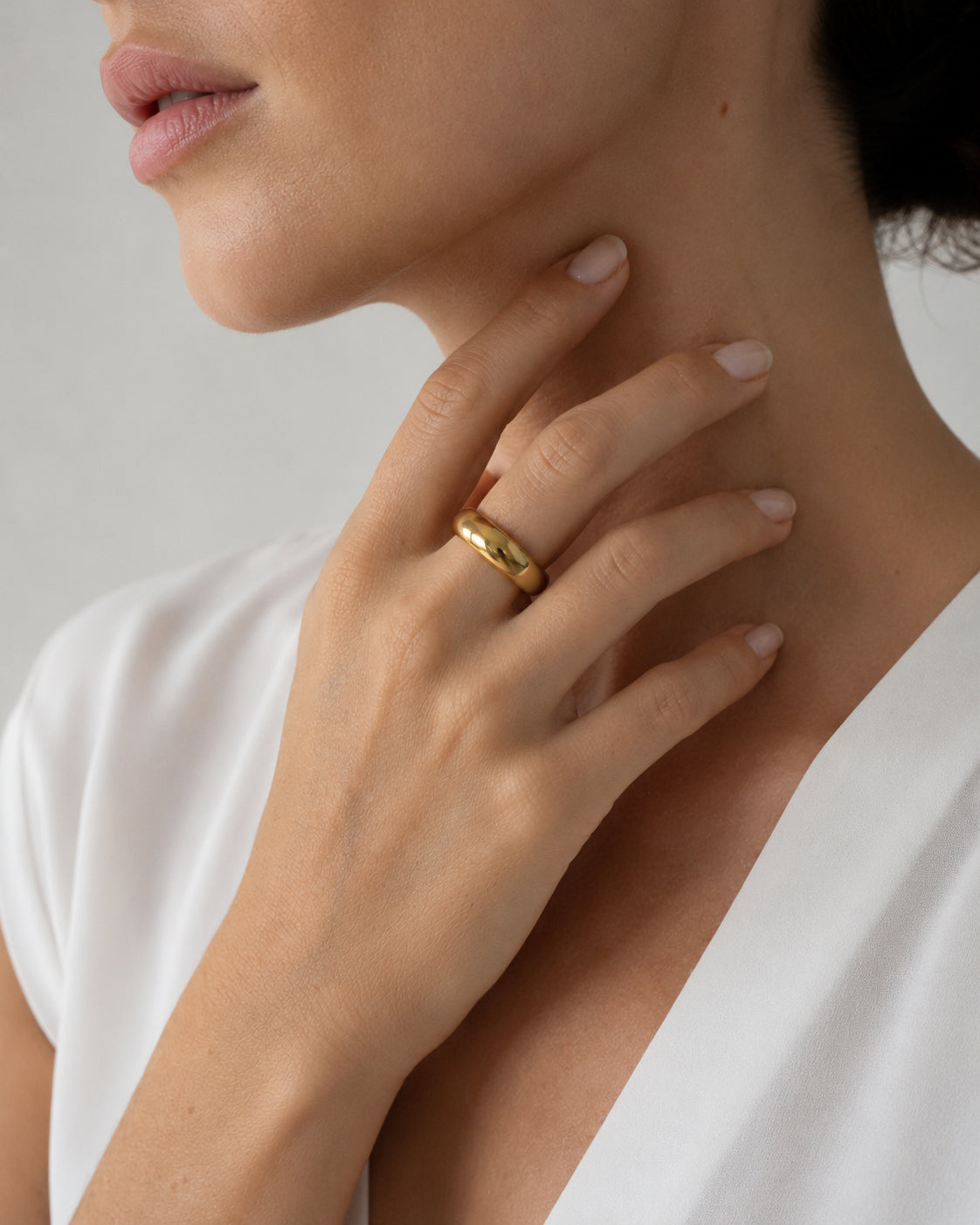 The Power Ring vergoldet als Ring am Model getragen