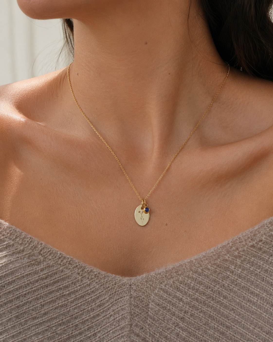 Geburtsblumen-Kette September mit Astern-Anhänger als dezenter Schmuck am Model