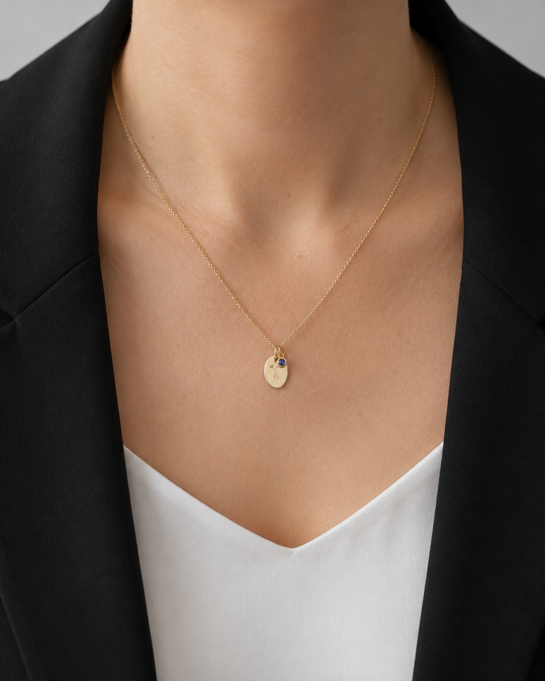 Geburtsblumen-Kette September mit Astern-Anhänger als dezenter Schmuck am Model