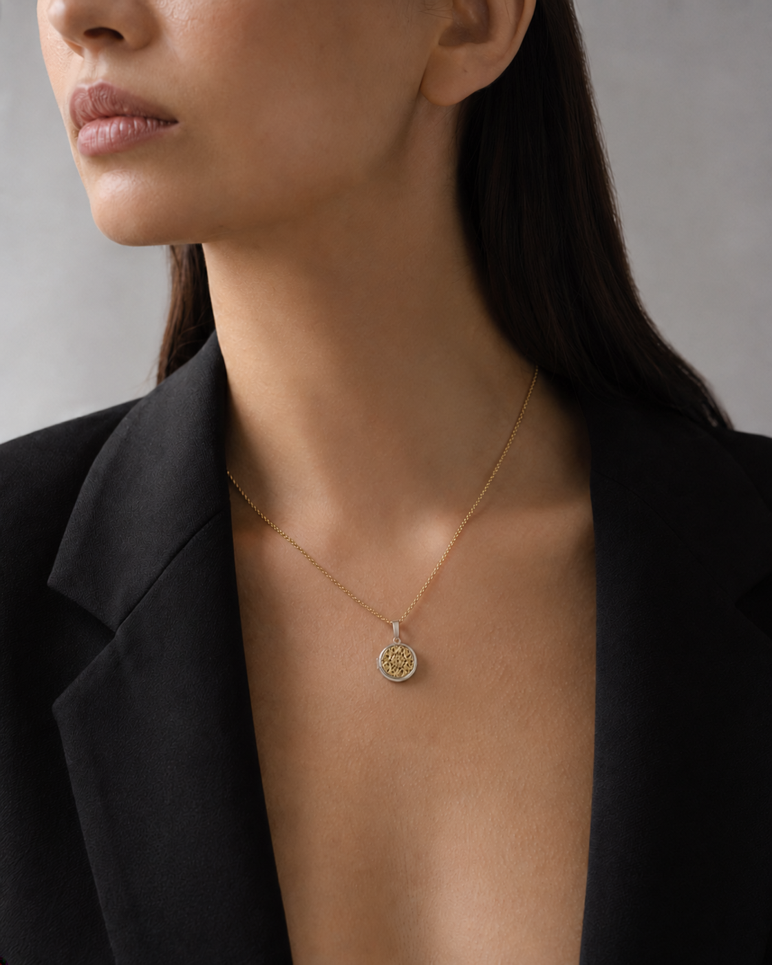 The Real Necklace vergoldet als Kette am Model getragen