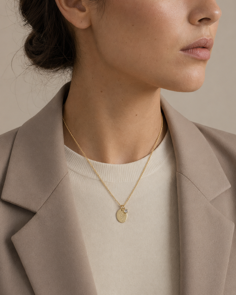 Geburtsblumen-Kette April mit Süße-Erbse-Anhänger als dezenter Schmuck am Model