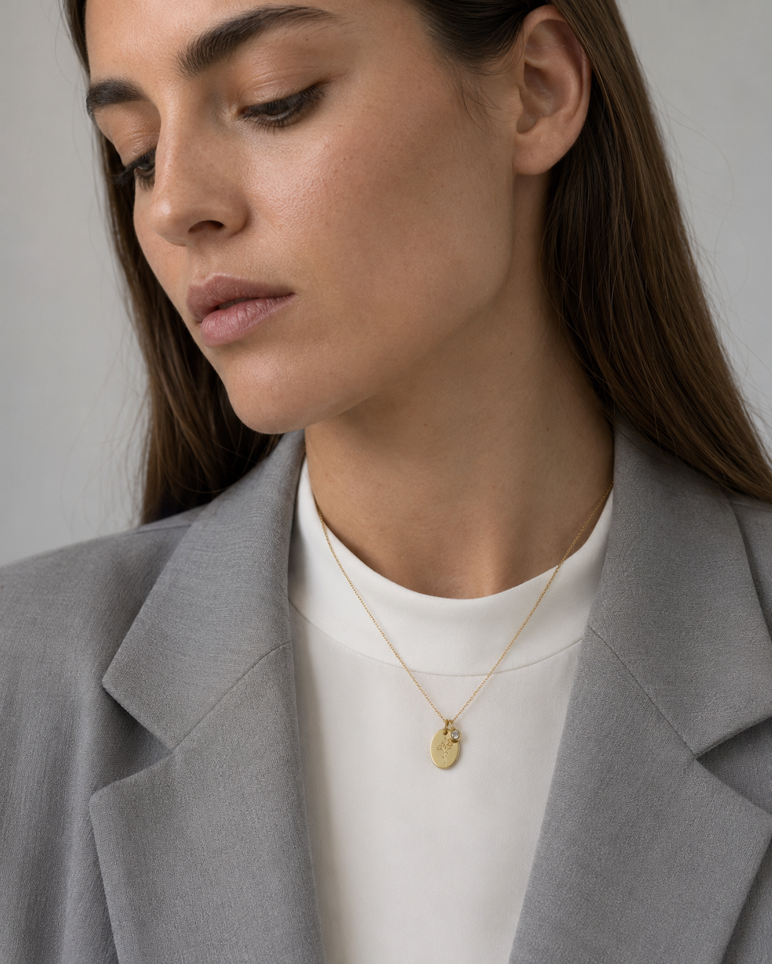Geburtsblumen-Kette April mit Süße-Erbse-Anhänger als dezenter Schmuck am Model