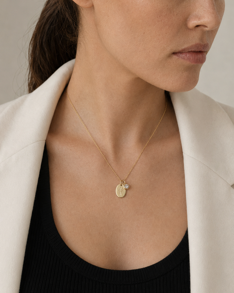 Geburtsblumen-Kette April mit Süße-Erbse-Anhänger als dezenter Schmuck am Model