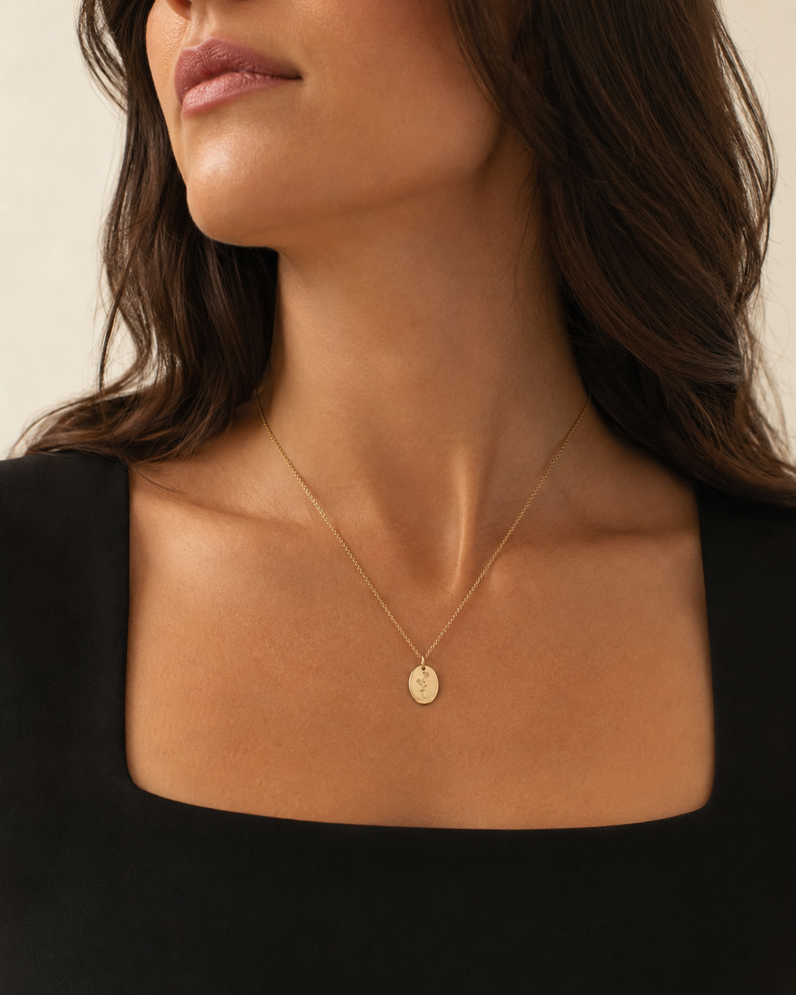 Geburtsblumen-Kette Januar mit Nelken-Anhänger als dezenter Schmuck am Model