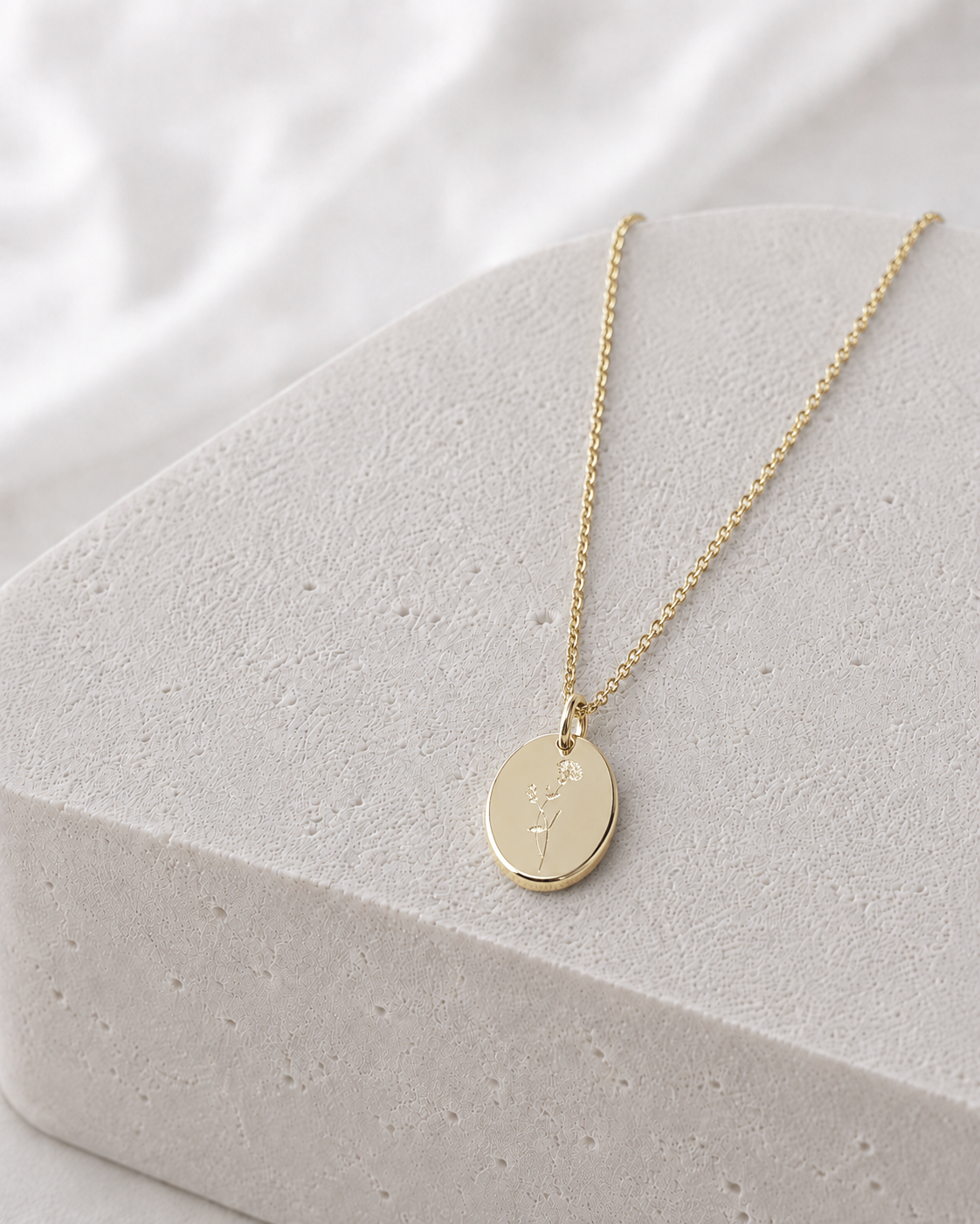 Geburtsblumen-Kette Januar mit Nelken-Anhänger als dezenter Schmuck