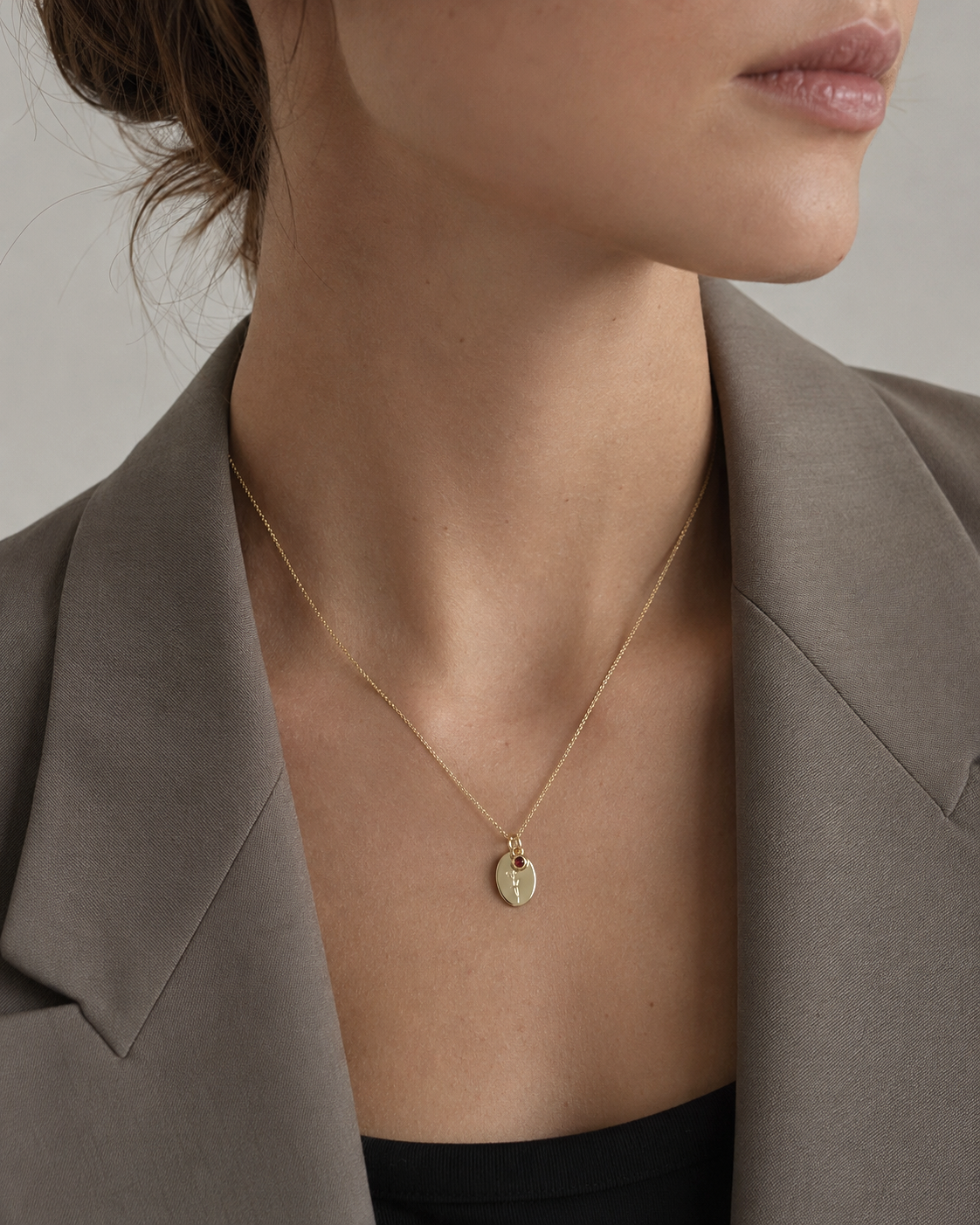 The Root Januar Geburtsblumen-Kette mit Nelken-Anhänger am Model getragen