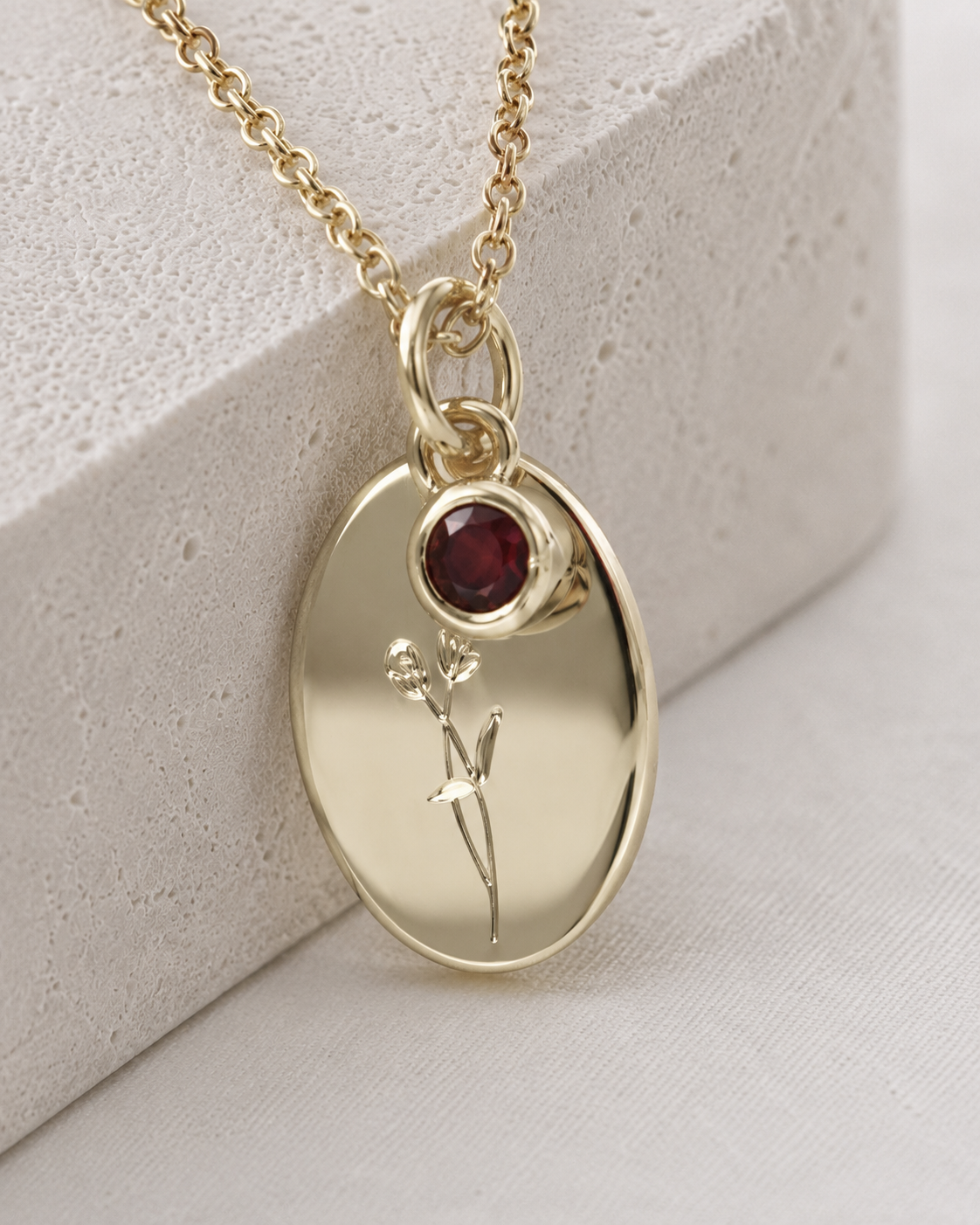 The Root Januar Geburtsblumen-Kette mit Nelken-Anhänger und Granat-Geburtsstein als Produktbild