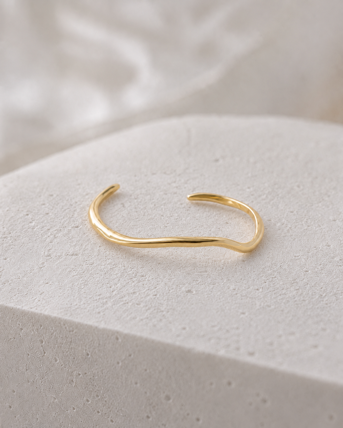 The Self Bangle vergoldet als klares Produktbild
