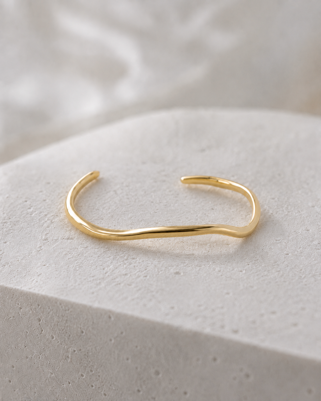 The Self Bangle vergoldet als klares Produktbild