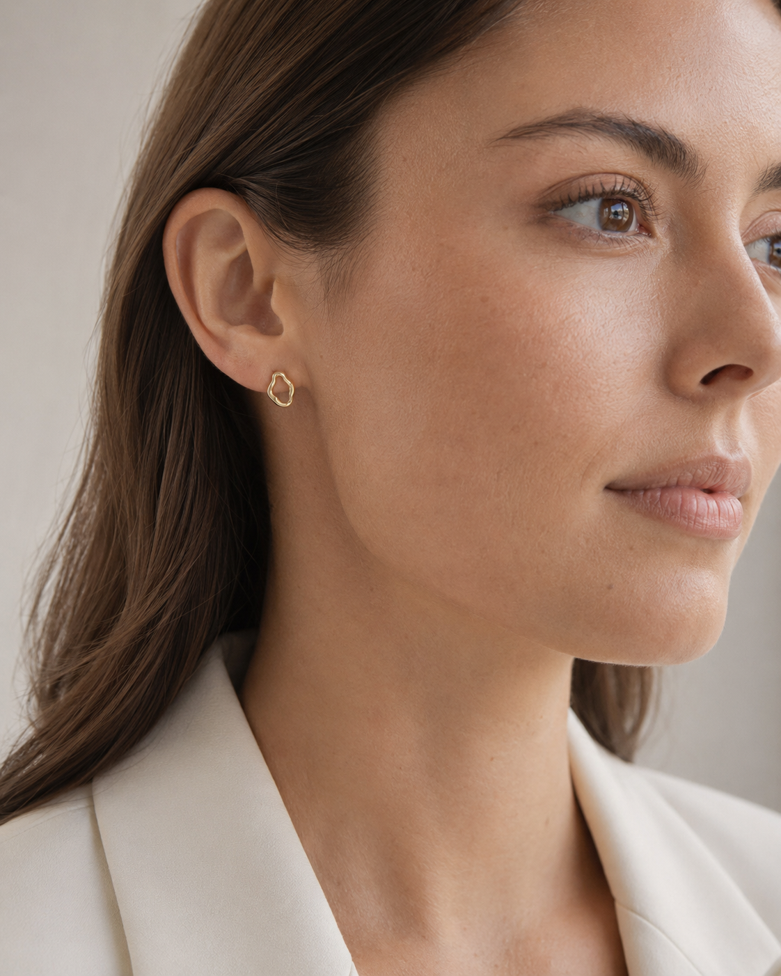 The Self Earrings vergoldet als Ring am Model getragen