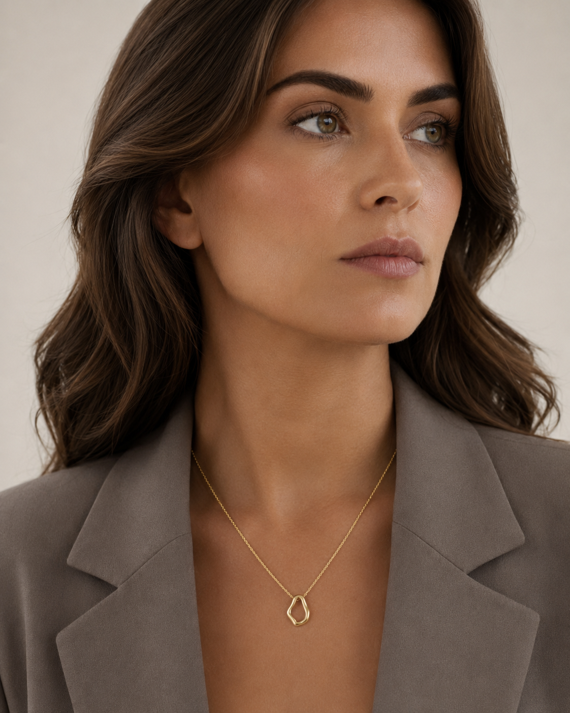 The Self Pendant vergoldet getragen am Model