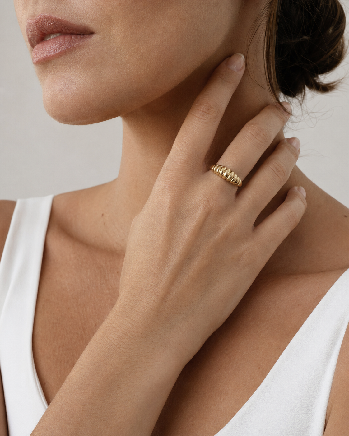 The Strong Ring vergoldet als Ring am Model getragen