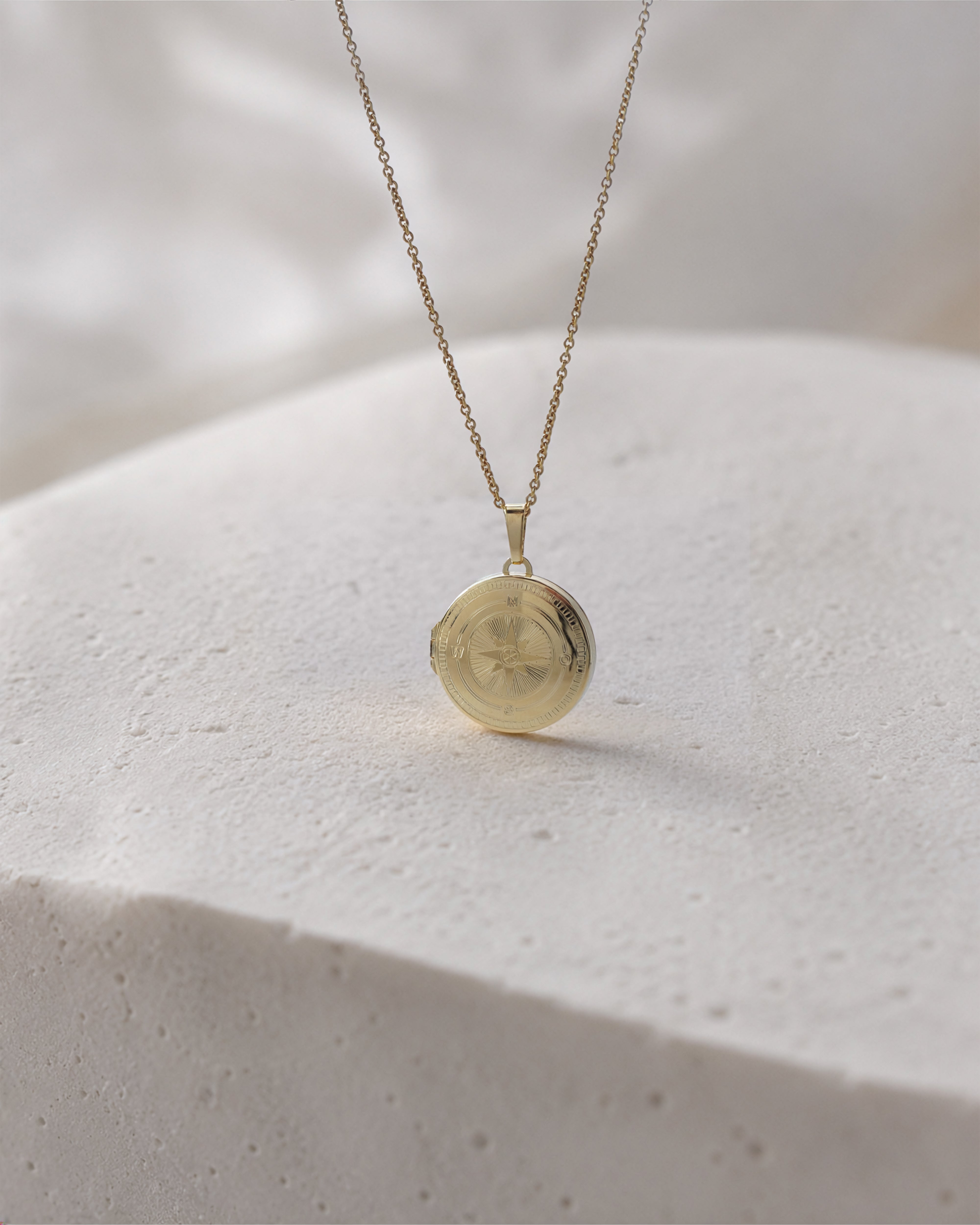 The True Locket Medaillon Kette vergoldet als klares Produktbild