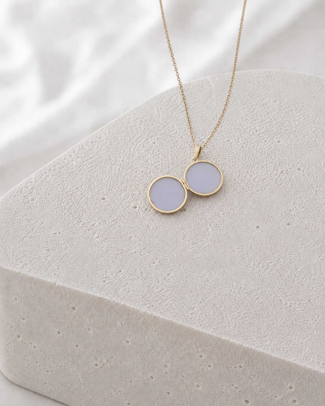 Nahaufnahme von The True Locket Medaillon Kette vergoldet in zeitloser, glänzender Form