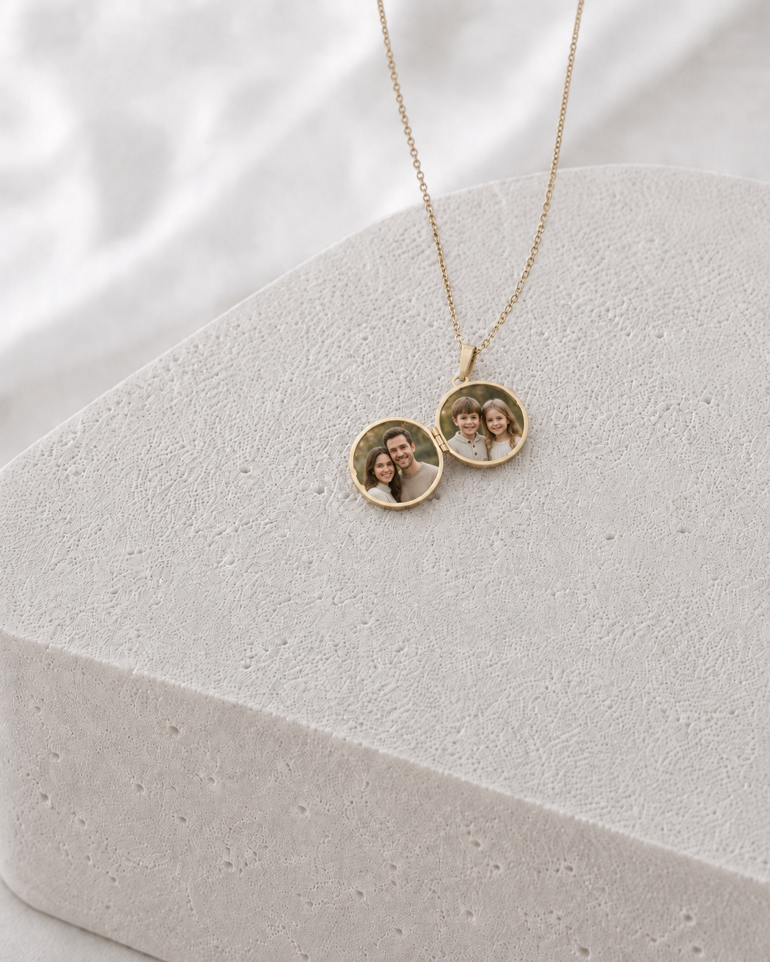 Nahaufnahme von The True Locket Medaillon Kette vergoldet in zeitloser, glänzender Form