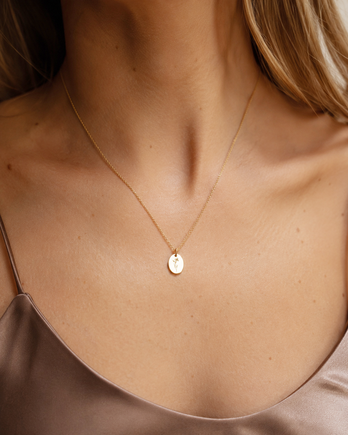 Geburtsblumen-Kette Februar mit Iris-Anhänger als dezenter Schmuck am Model