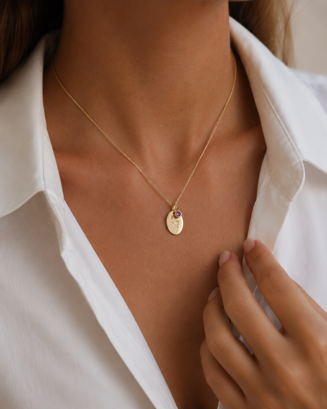 The Grace Mai Geburtsblumen-Kette mit Weißdorn-Anhänger am Model getragen