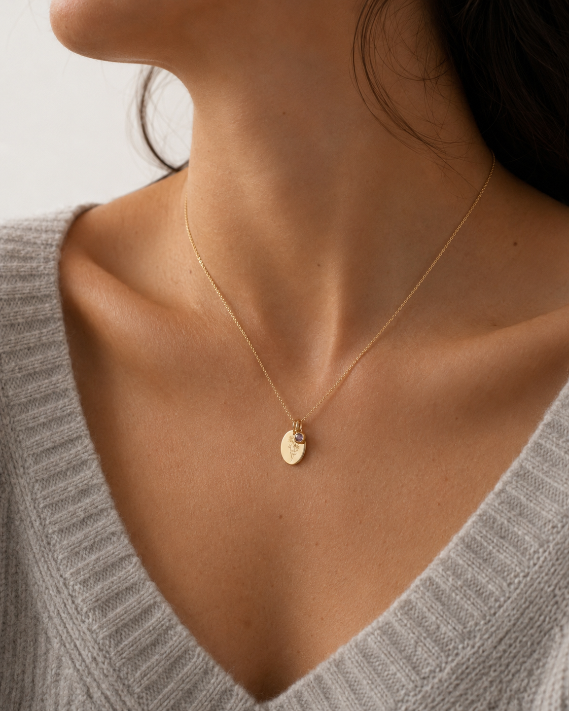 The Grace Mai Geburtsblumen-Kette mit Weißdorn-Anhänger am Model getragen