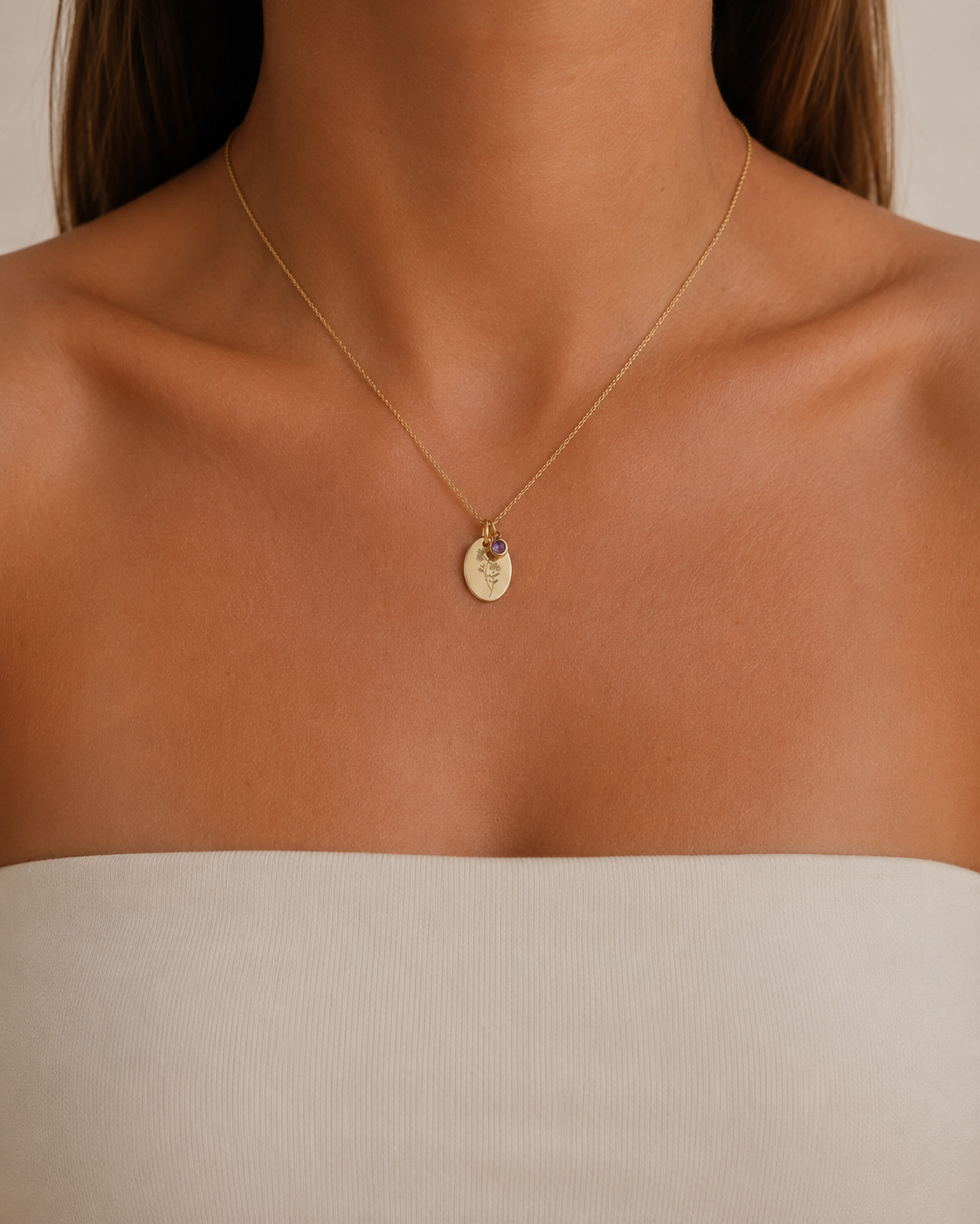 The Grace Mai Geburtsblumen-Kette mit Weißdorn-Anhänger am Model getragen